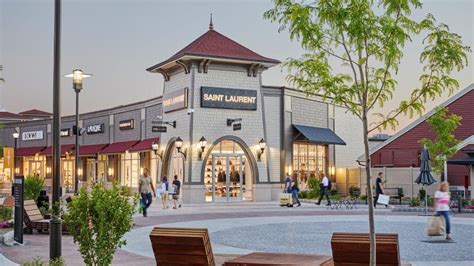 Yves Saint Laurent Outlet, Woodbury Common Premium Outlets.